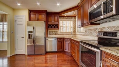 32 Canterbury Dr in Monroe Township, NJ - Building Photo - Building Photo