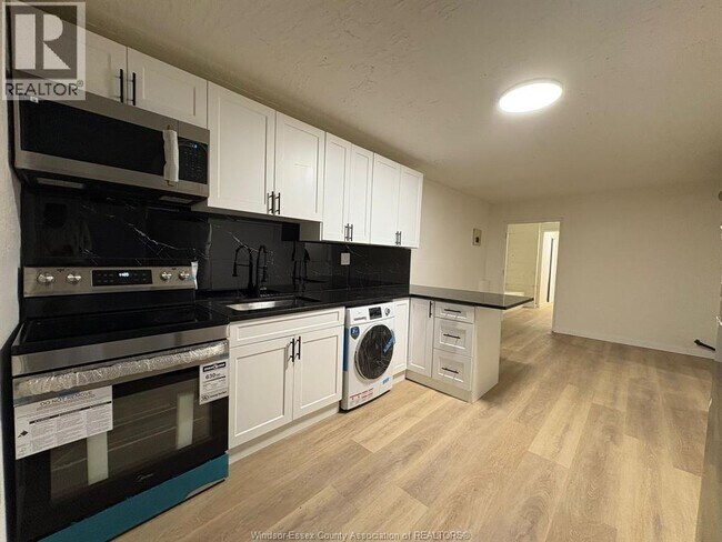 1374 Wyandotte St E in Windsor, ON - Building Photo - Building Photo