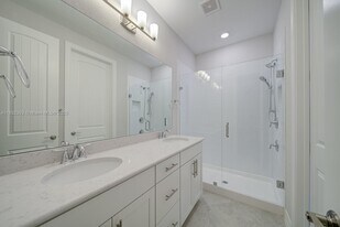 1280 Eucalyptus Dr in Hollywood, FL - Building Photo