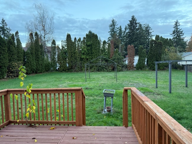 17609 SE Stark St in Portland, OR - Building Photo - Building Photo