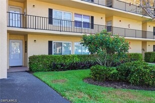 1086 Forest Lakes Dr in Naples, FL - Building Photo