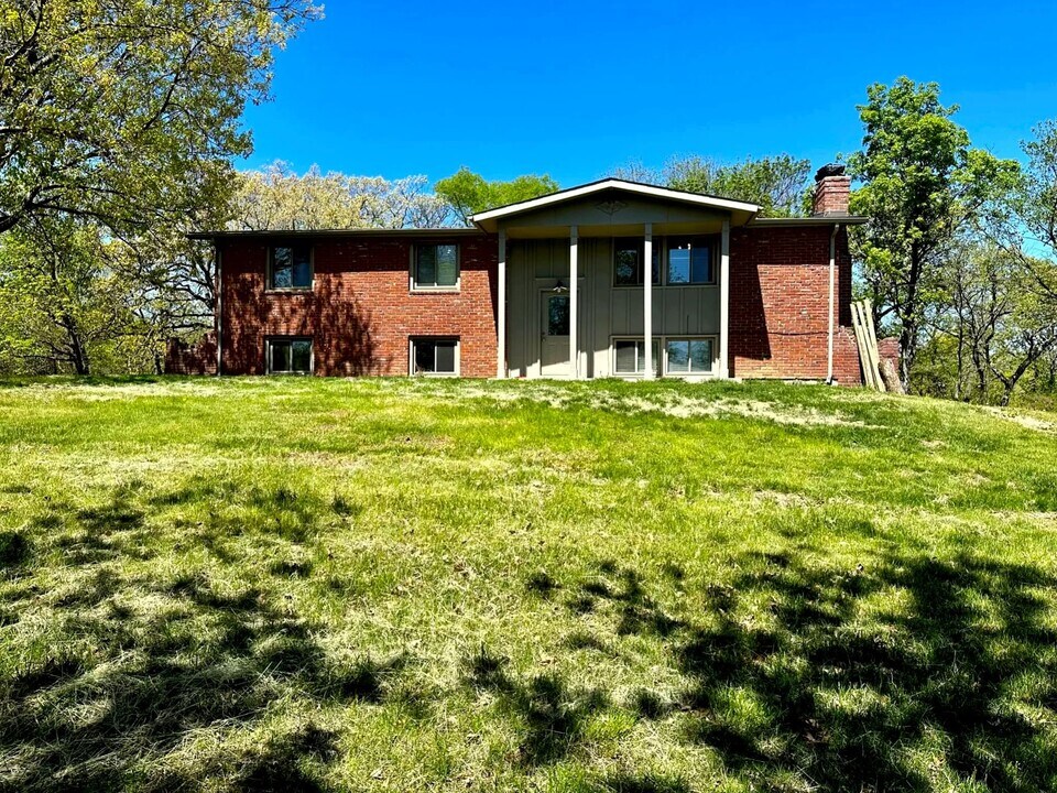 9108 S Buckner Tarsney Rd in Oak Grove, MO - Building Photo