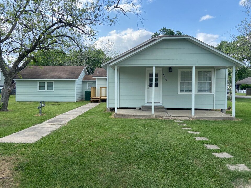 210 Rogers St E in Ganado, TX - Building Photo