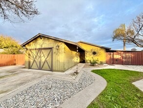 482 Aztec Ln in Lathrop, CA - Building Photo - Building Photo