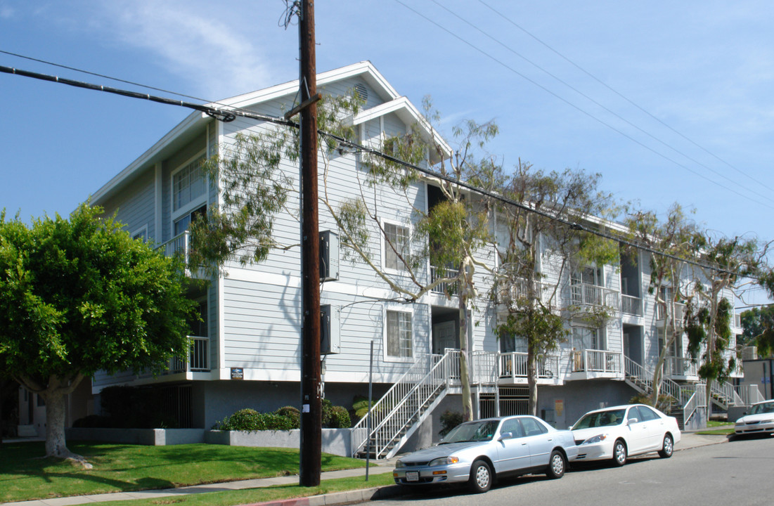 3568 Mentone Ave in Los Angeles, CA - Building Photo