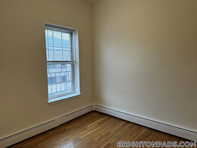 168 N Beacon St, Unit 11 in Boston, MA - Building Photo - Building Photo