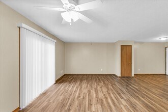 Rainbow Circle Apartments in Bloomington, IL - Building Photo - Building Photo