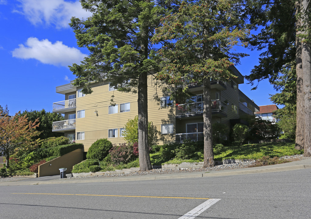 CRESTWOOD MANOR in White Rock, BC - Building Photo