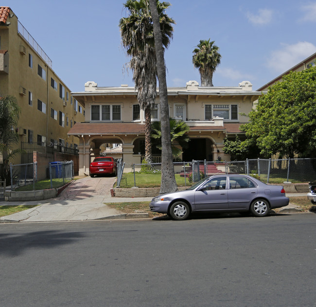 305 S Manhattan Pl in Los Angeles, CA - Foto de edificio - Building Photo