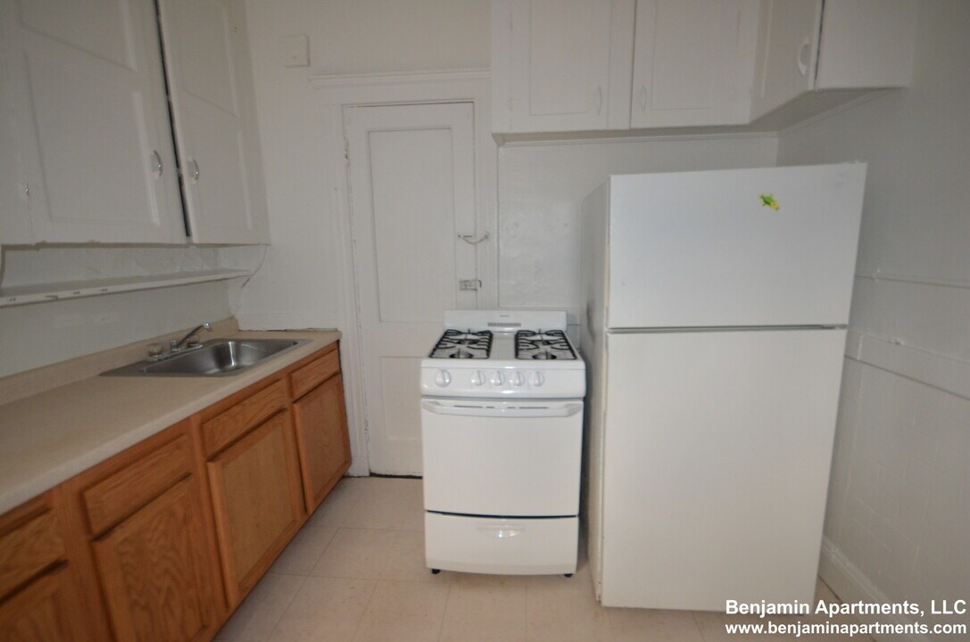 131 Sutherland Rd, Unit D in Boston, MA - Building Photo
