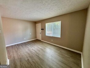 6077 Pine St in Austell, GA - Building Photo - Building Photo