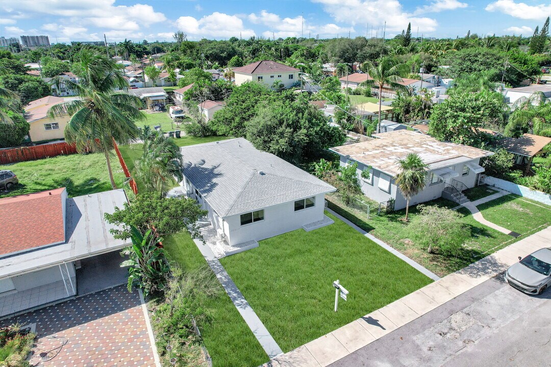 2212 Roosevelt St in Hollywood, FL - Foto de edificio