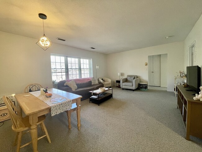 10 Lake Shore Ct in Boston, MA - Building Photo - Building Photo