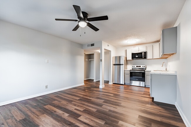 1606 Lucia Avenue - Modern Living in the Heart of the Highlands! in Louisville, KY - Foto de edificio - Interior Photo