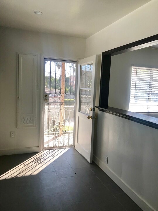 843 N Las Palmas Ave in Los Angeles, CA - Building Photo