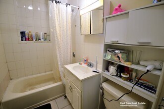 330 Saint Paul St, Unit 4 in Brookline, MA - Foto de edificio - Building Photo