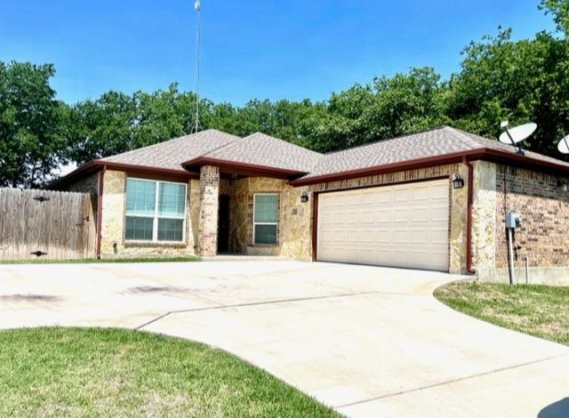 110 S Watson St in Alvarado, TX - Building Photo