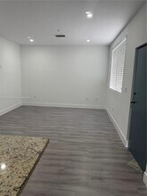 859 E 24th St, Unit 402 in Hialeah, FL - Building Photo - Building Photo