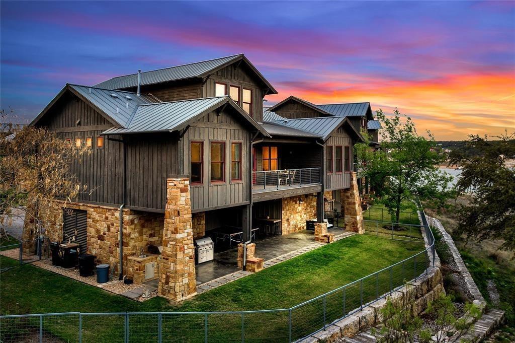 2217 Sea Biscuit Cove in Spicewood, TX - Foto de edificio