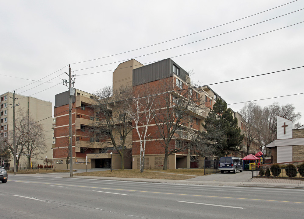 665 Kennedy Rd in Toronto, ON - Building Photo