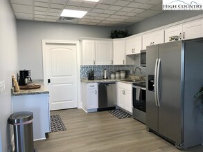 461 Chestnut Ridge Dr in Jefferson, NC - Building Photo - Building Photo