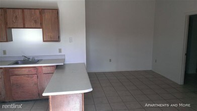 1410 Marlton St-Unit -5 in San Marcos, TX - Foto de edificio - Building Photo