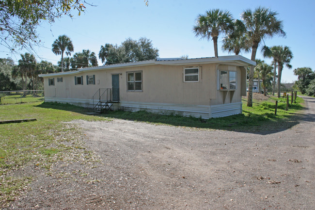 6107 Mabrey Ave in Gibsonton, FL - Building Photo - Building Photo