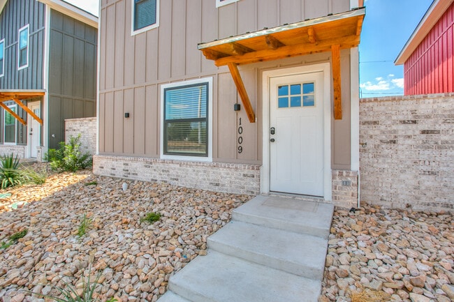 1009 Holiday Dr in San Angelo, TX - Foto de edificio - Building Photo