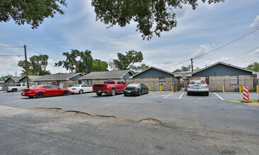 8814 Manus St in Houston, TX - Foto de edificio - Building Photo