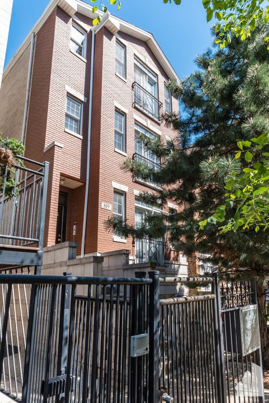 819 N Wood St in Chicago, IL - Foto de edificio - Building Photo