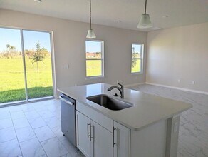 10597 SW Vasari Way in Port St. Lucie, FL - Foto de edificio - Building Photo