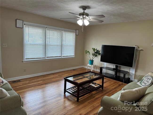 632 Main St, Unit 1 in Hudson, NC - Building Photo - Building Photo