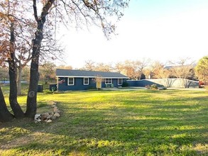 1204 Minnie Dr in Austin, TX - Foto de edificio - Building Photo