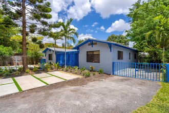 3225 SW 58th Ave in Miami, FL - Building Photo - Building Photo