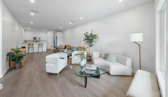 11 W Ruben M Torres Sr Blvd in Brownsville, TX - Building Photo - Building Photo