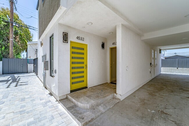 4532 St Charles Pl in Los Angeles, CA - Building Photo - Building Photo