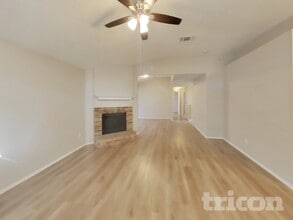 327 Moss Hill Dr in Arlington, TX - Foto de edificio - Building Photo