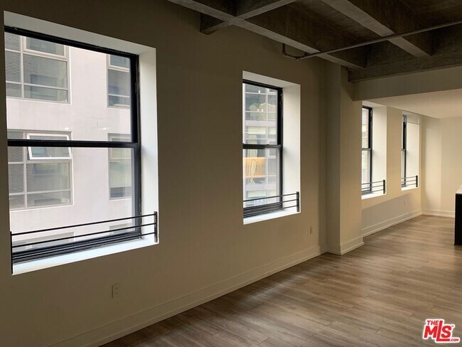 727 W 7th St in Los Angeles, CA - Building Photo - Building Photo