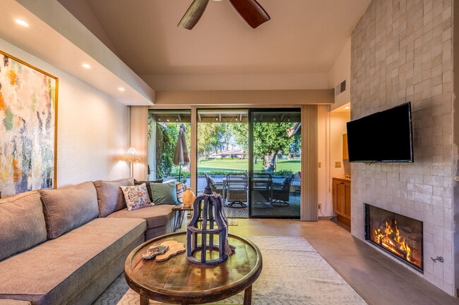 334 S Sierra Madre in Palm Desert, CA - Building Photo - Building Photo