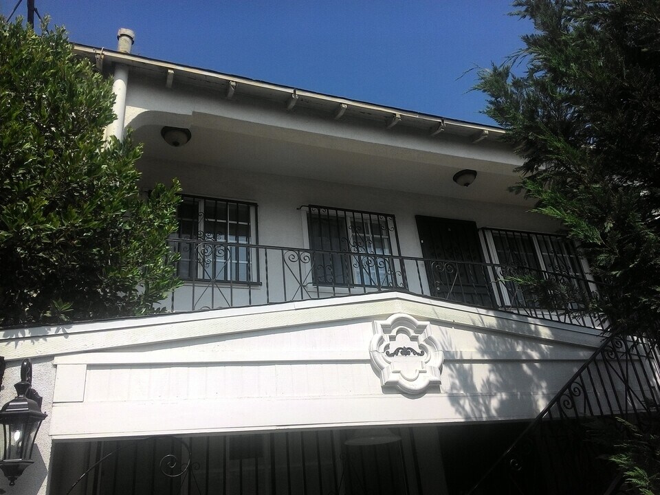 2471 Belgrave Ave in Huntington Park, CA - Building Photo