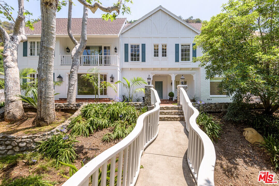 2628 Mandeville Canyon Rd in Los Angeles, CA - Building Photo