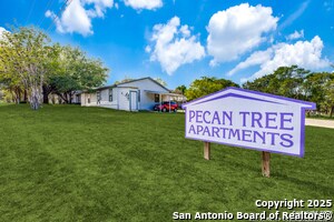 131 Howard Ln in Bandera, TX - Foto de edificio