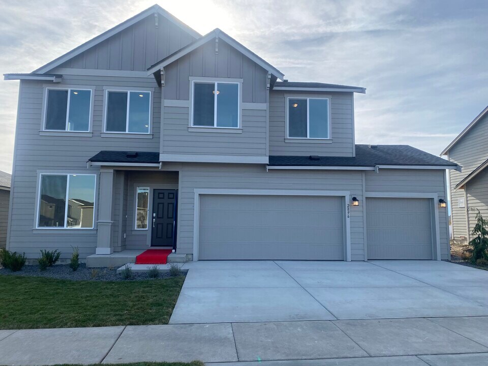 2896 N Barton Loop in Post Falls, ID - Foto de edificio
