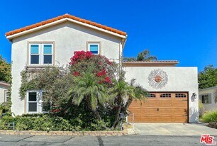 117 Navajo in Topanga, CA - Building Photo