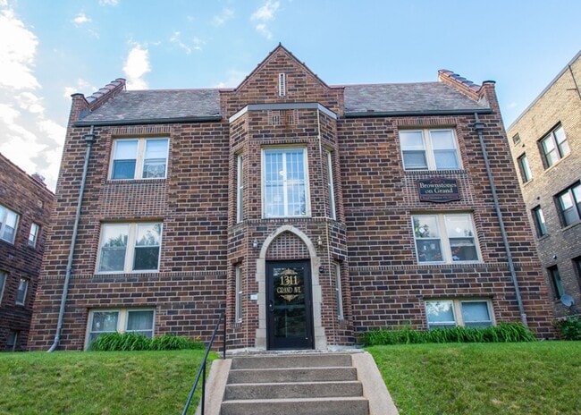 Brownstone on Grand in St. Paul, MN - Building Photo - Building Photo