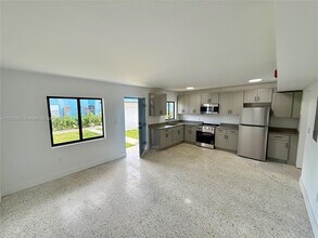 180 NE 57th St-Unit -1 in Miami, FL - Building Photo - Building Photo