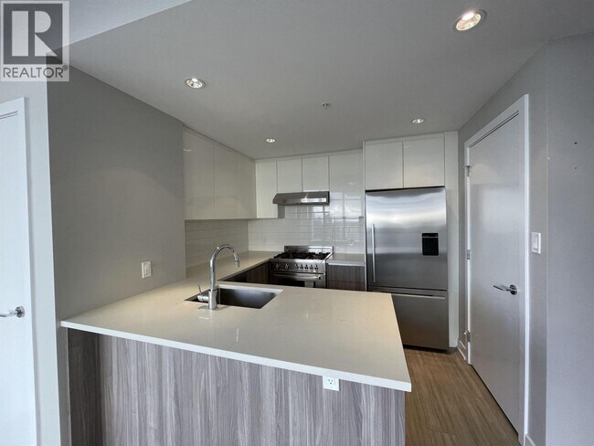 4900 Lennox Ln in Burnaby, BC - Building Photo - Building Photo