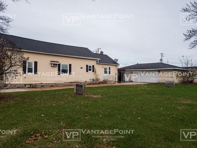 238 Michigan Ave in Oconto, WI - Building Photo - Building Photo