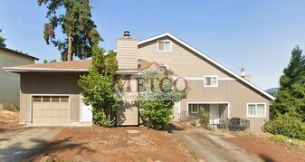 220-222 S 68th Pl in Springfield, OR - Building Photo