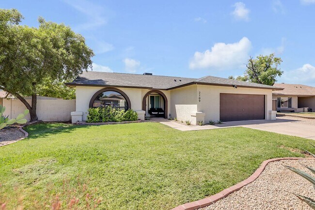 2109 W El Alba Way in Chandler, AZ - Building Photo - Building Photo